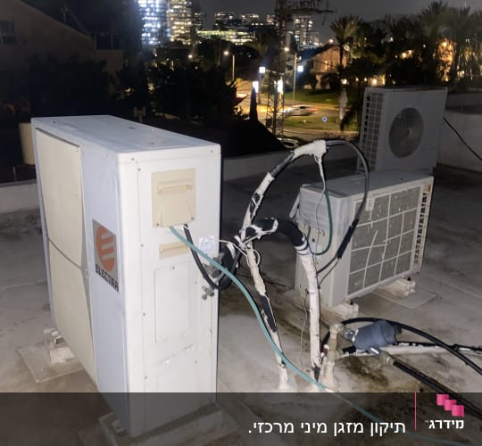 יחידות חיצוניות של מזגן על גג בלילה